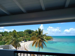 Une terrasse pleine vue mer